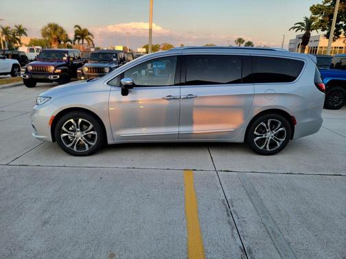 Silver Mist Clearcoat 2026 Chrysler Pacifica Pinnacle