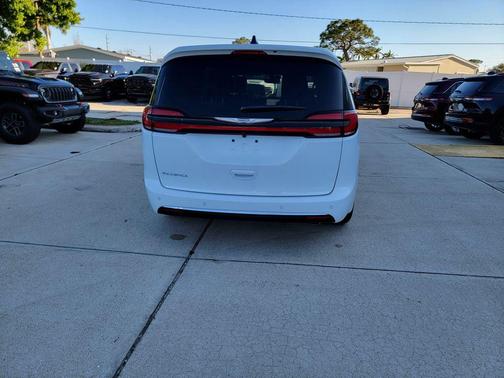 Bright White Clearcoat 2026 Chrysler Pacifica Select