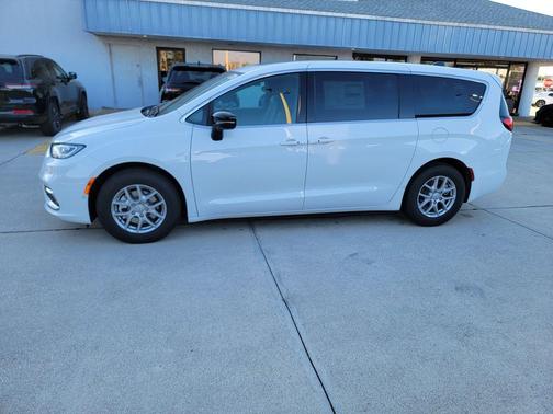 Bright White Clearcoat 2026 Chrysler Pacifica Select