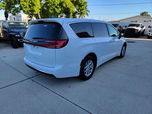 Bright White Clearcoat 2026 Chrysler Pacifica Select