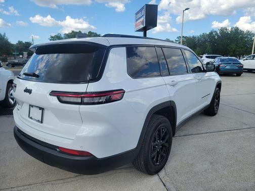 Bright White Clearcoat 2024 Jeep Grand Cherokee L Laredo