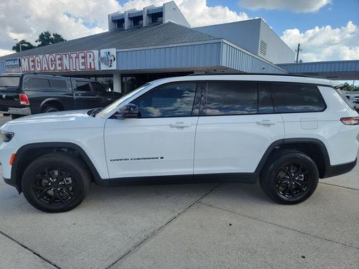 Bright White Clearcoat 2024 Jeep Grand Cherokee L Laredo