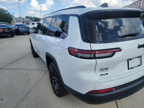 Bright White Clearcoat 2024 Jeep Grand Cherokee L Laredo