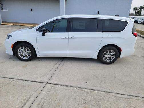Bright White Clearcoat 2026 Chrysler Pacifica Select