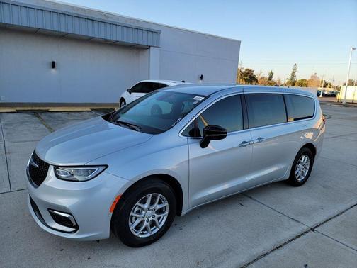 Silver Mist Clearcoat 2026 Chrysler Pacifica Select