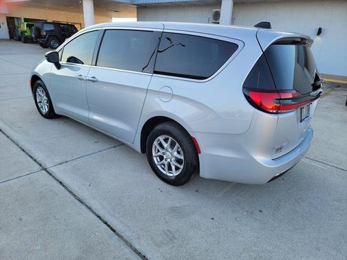 Silver Mist Clearcoat 2026 Chrysler Pacifica Select
