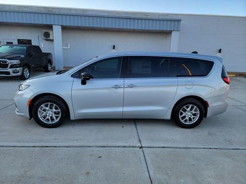 Silver Mist Clearcoat 2026 Chrysler Pacifica Select