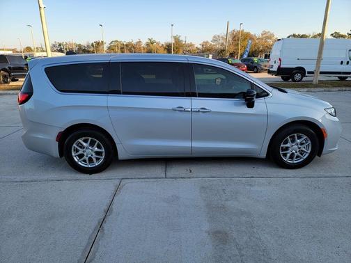 Silver Mist Clearcoat 2026 Chrysler Pacifica Select