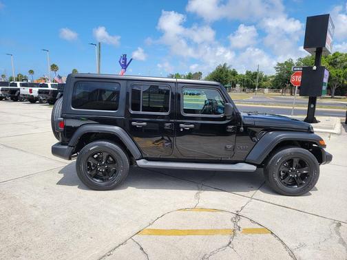 Black Clearcoat 2022 Jeep Wrangler Unlimited Sport Altitude