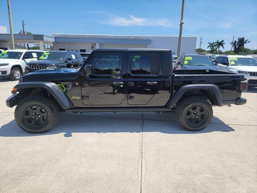 Black Clearcoat 2022 Jeep Gladiator Mojave