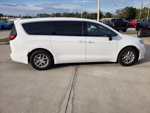 Bright White Clearcoat 2026 Chrysler Pacifica Select