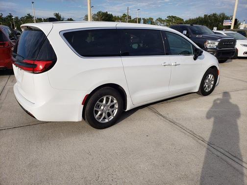 Bright White Clearcoat 2026 Chrysler Pacifica Select