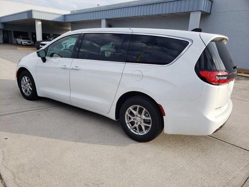 Bright White Clearcoat 2026 Chrysler Pacifica Select