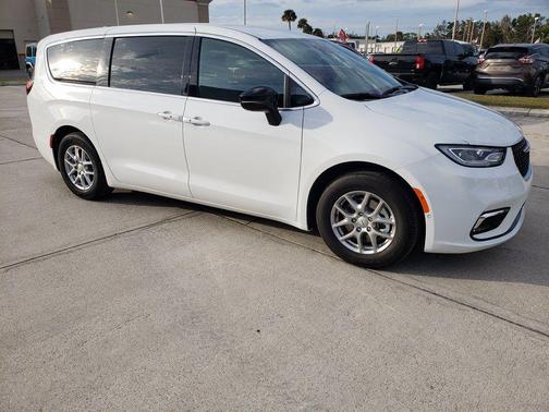 Bright White Clearcoat 2026 Chrysler Pacifica Select