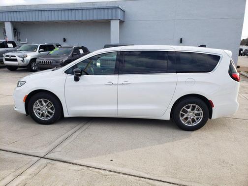 Bright White Clearcoat 2026 Chrysler Pacifica Select