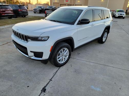 Bright White Clearcoat 2026 Jeep Grand Cherokee L Laredo