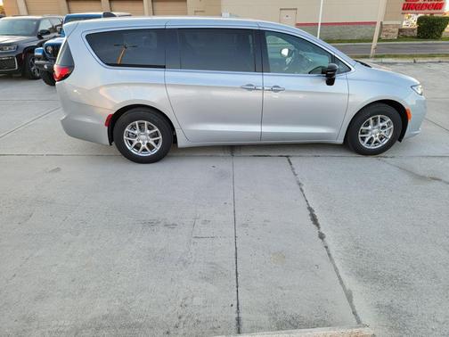 Silver Mist Clearcoat 2026 Chrysler Pacifica Select