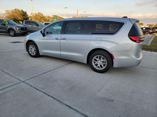 Silver Mist Clearcoat 2026 Chrysler Pacifica Select