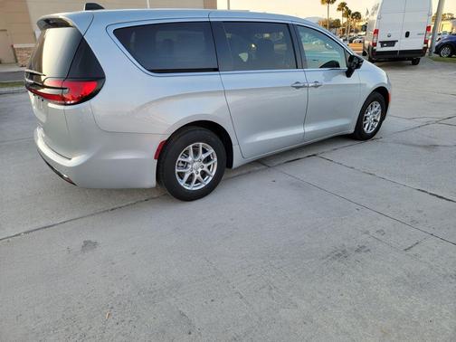 Silver Mist Clearcoat 2026 Chrysler Pacifica Select