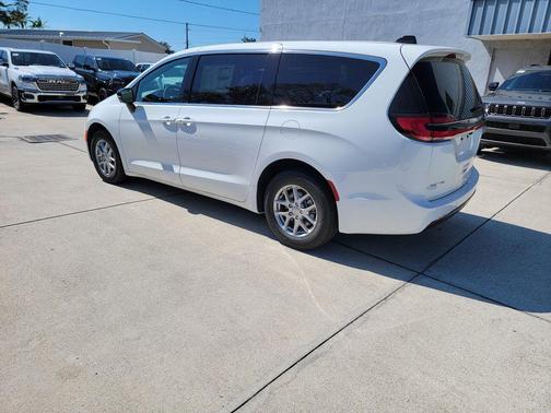 Bright White Clearcoat 2026 Chrysler Pacifica Select