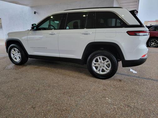 Bright White Clearcoat 2025 Jeep Grand Cherokee Laredo