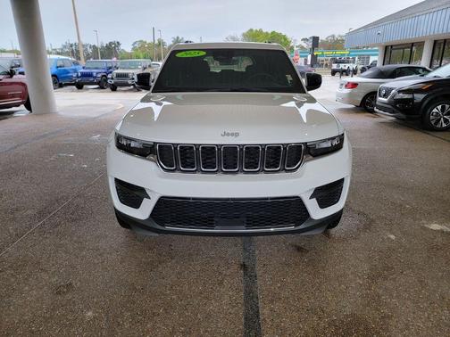 Bright White Clearcoat 2025 Jeep Grand Cherokee Laredo
