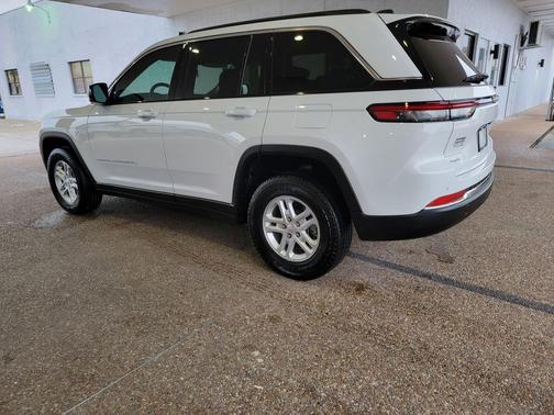 Bright White Clearcoat 2025 Jeep Grand Cherokee Laredo