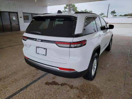 Bright White Clearcoat 2025 Jeep Grand Cherokee Laredo
