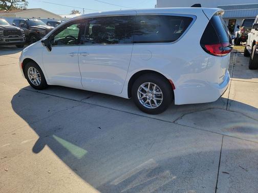 Bright White Clearcoat 2026 Chrysler Pacifica Select
