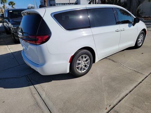Bright White Clearcoat 2026 Chrysler Pacifica Select