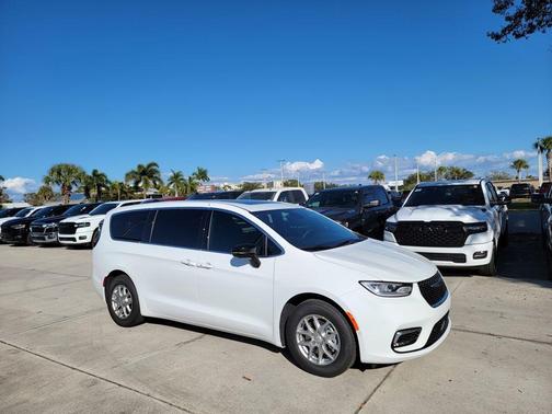 Bright White Clearcoat 2026 Chrysler Pacifica Select