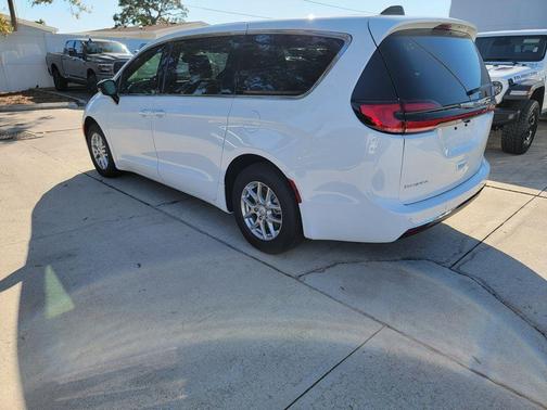 Bright White Clearcoat 2026 Chrysler Pacifica Select