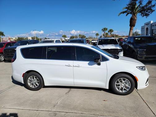 Bright White Clearcoat 2026 Chrysler Pacifica Select