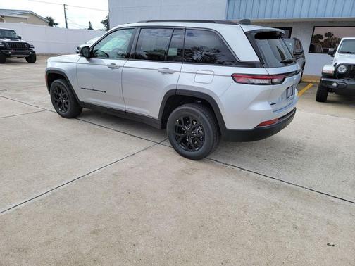 Silver Zynith 2026 Jeep Grand Cherokee Laredo
