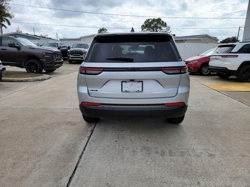 Silver Zynith 2026 Jeep Grand Cherokee Laredo