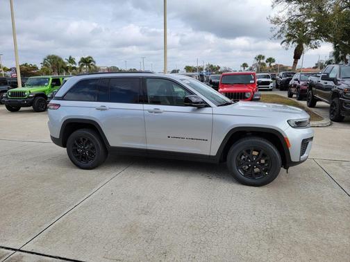 Silver Zynith 2026 Jeep Grand Cherokee Laredo