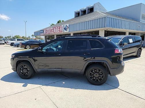 Diamond Black 2023 Jeep Cherokee Altitude Lux