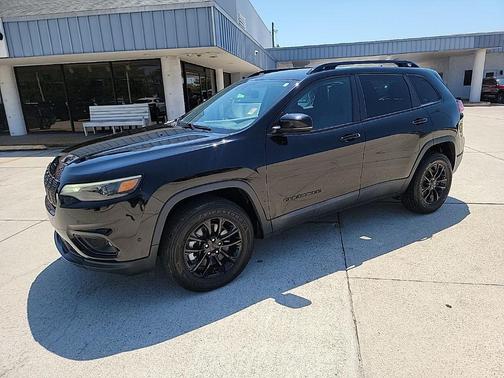 Diamond Black 2023 Jeep Cherokee Altitude Lux