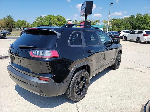 Diamond Black 2023 Jeep Cherokee Altitude Lux