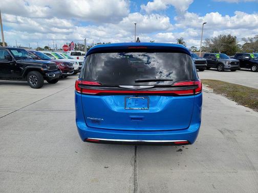 Hydro Blue Pearlcoat 2026 Chrysler Pacifica Select