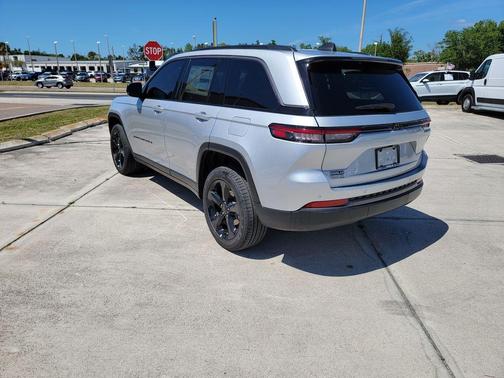 Silver Zynith 2026 Jeep Grand Cherokee Limited