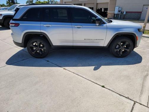Silver Zynith 2026 Jeep Grand Cherokee Limited