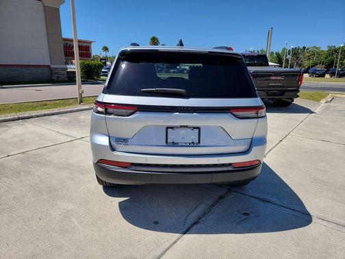 Silver Zynith 2026 Jeep Grand Cherokee Limited