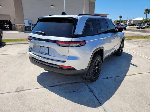 Silver Zynith 2026 Jeep Grand Cherokee Limited
