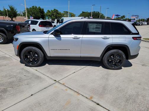Silver Zynith 2026 Jeep Grand Cherokee Limited