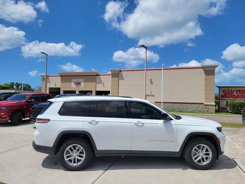 Bright White Clearcoat 2021 Jeep Grand Cherokee L Laredo