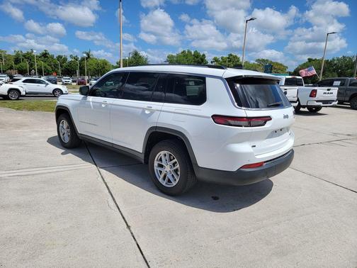 Bright White Clearcoat 2021 Jeep Grand Cherokee L Laredo