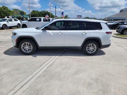 Bright White Clearcoat 2021 Jeep Grand Cherokee L Laredo