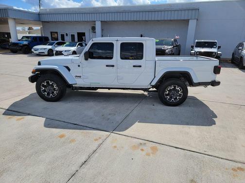 Bright White Clearcoat 2026 Jeep Gladiator Sport