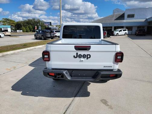 Bright White Clearcoat 2026 Jeep Gladiator Sport